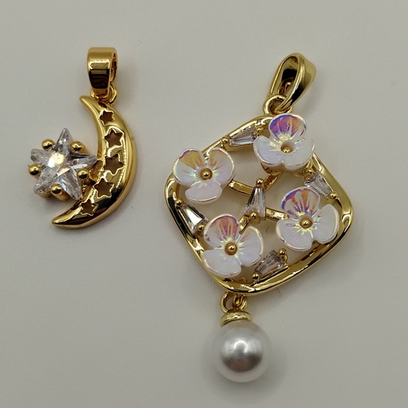 Jewelry - Elegant Gold and White Floral Pendant Set